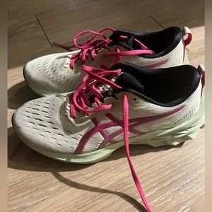 ASICS size 8 running shoe